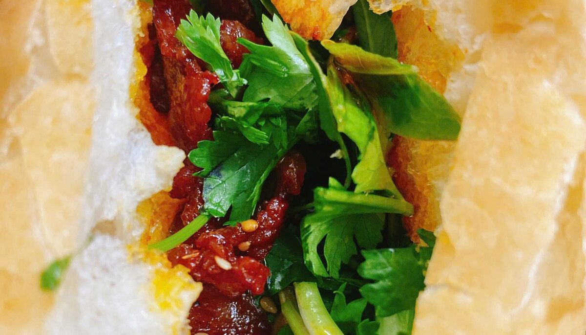 Ăn bánh mì Quảng Bình sao cho đúng điệu