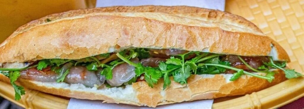 Bánh mì kẹp bánh bột lọc