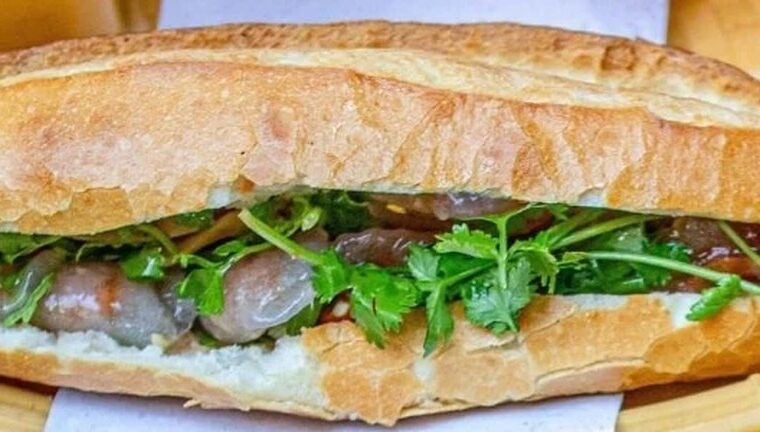 Bánh mì kẹp bánh bột lọc